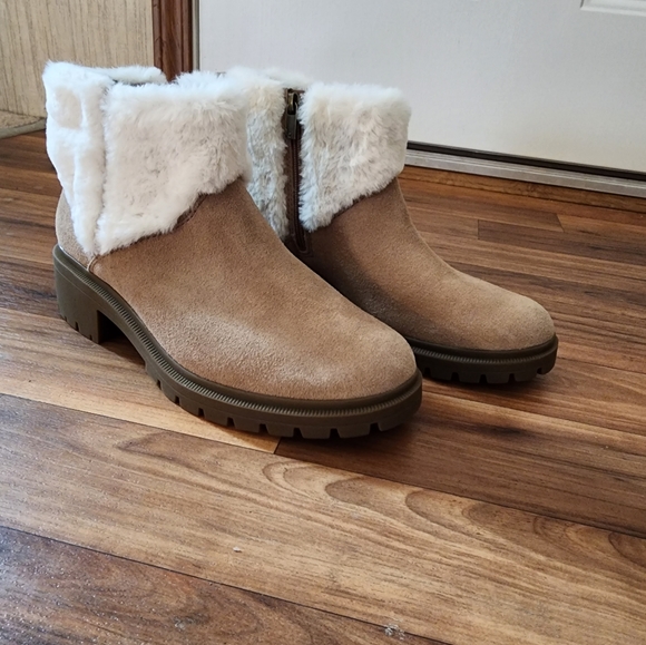 Like New Ugg Koolaburra Berea Fuzz Ankle Boot - Picture 1 of 11